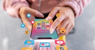 اليابان تدرس فرض قيود عمرية على وسائل التواصل وسط موجة تنظيم عالمى