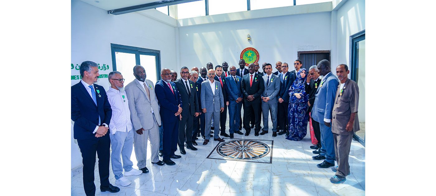 وزير المعادن والصناعة يوشح عدداً من موظفي وعمال القطاع