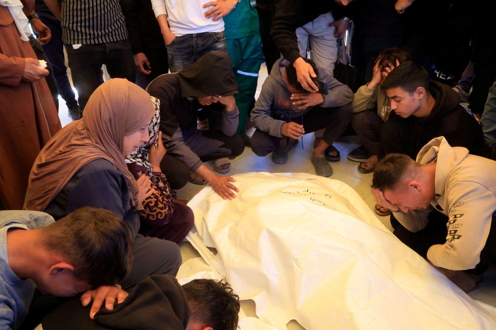 استشهاد فلسطينية متأثرة بإصابتها وقصف إسرائيلي مدفعي جنوبي غزة