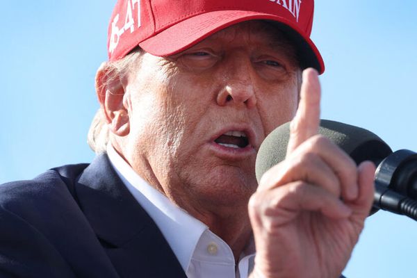 الرئيس الأمريكي يتعهد بتوسيع العمليات ضد تهريب المخدرات لتشمل أهدافًا برية