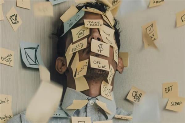 3 علامات صامتة للصحة النفسية تختبئ وراء التعب اليومي والقلق والشك الذاتي