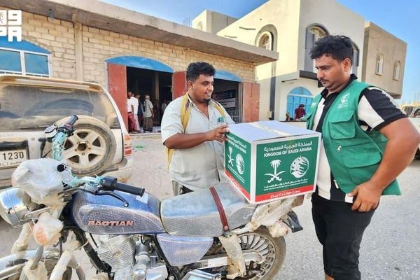 المملكة توزّع 3.400 سلة غذائية في مديرية حديبو بمحافظة سقطرى