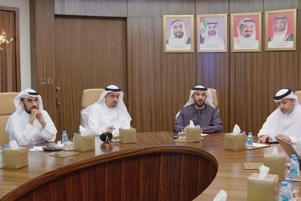 عبدالعزيز بن حميد يطّلع على سير عمل لجنة التثمين والمصالحة في عجمان