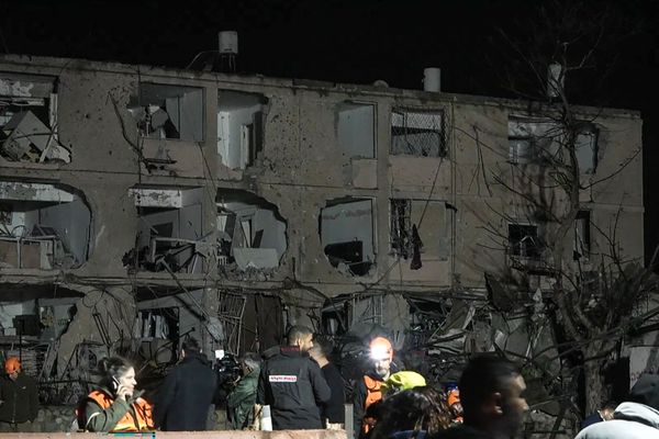 أضرار كبيرة في مدينة بجنوب إسرائيل بعد «إصابة مباشرة» بصاروخ إيراني