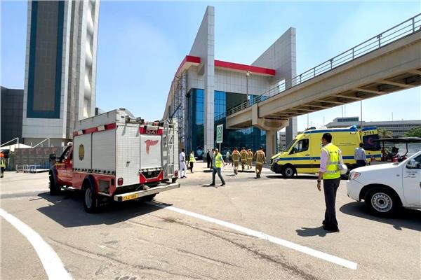 محاكاة عطل بالناقل الآلي.. مطار القاهرة يختبر جاهزية الطوارئ بإخلاء 22 راكبًا