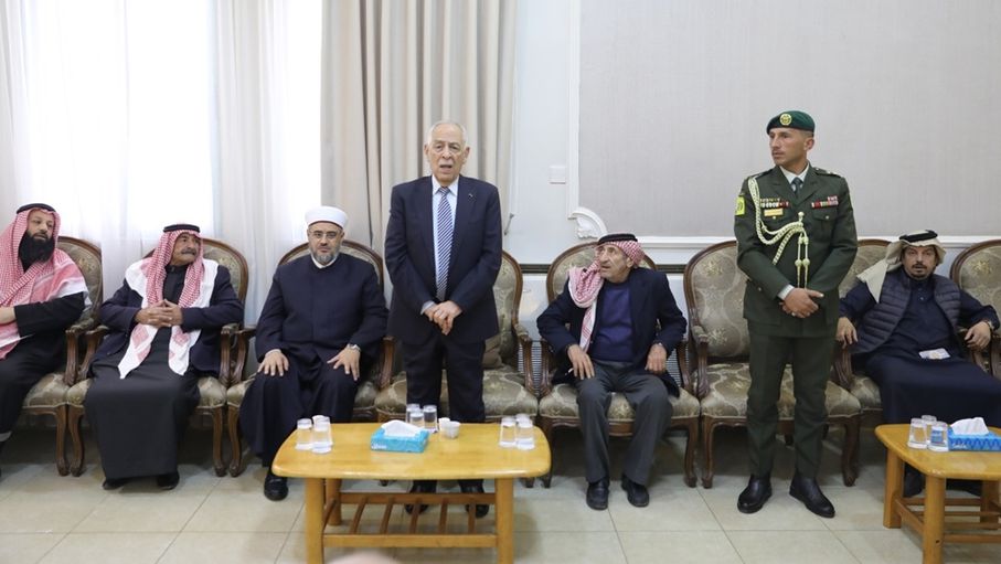 مندوبا عن الملك وولي العهد… العيسوي يعزي عشيرة العمرو