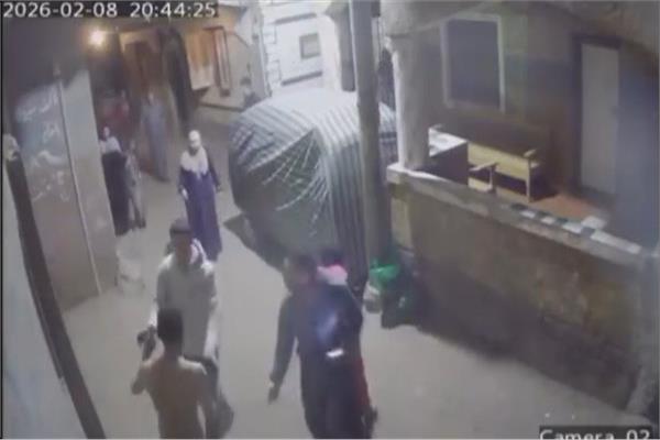 ضبط مهتز نفسياً تعدى على أسرة وخلع ملابسه في بنها