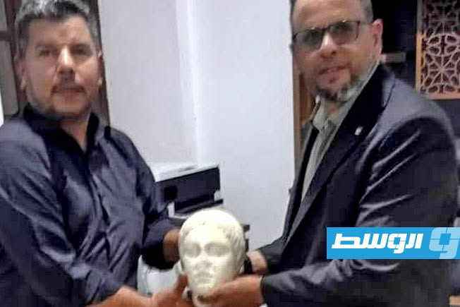مواطن يسلم رأس تمثال رخامي وعملات أثرية عثر عليها بمقبرة قديمة