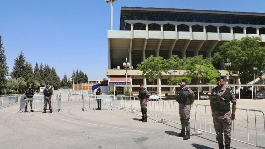 قمة الحسين والفيصلي.. الأمن يبدأ الانتشار وإغلاقات مرورية في محيط الملعب