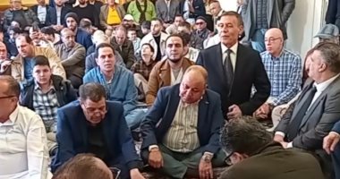 فرحة العيد تجمع المسلمين حول العالم.. الجاليات المسلمة فى أوروبا تضىء المدن بالفرحة والتآلف.. فعاليات احتفالية بالشوارع.. المساجد والساحات تمتلئ بالمصلين.. واحتفالات آلاف المسلمين بالنمسا بعد صلاة الع