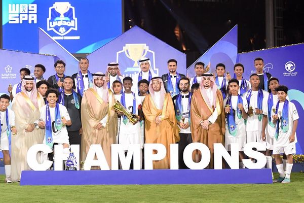 نائب وزير الرياضة يتوّج متوسطة أحد المسارحة بلقب نخبة دوري المدارس