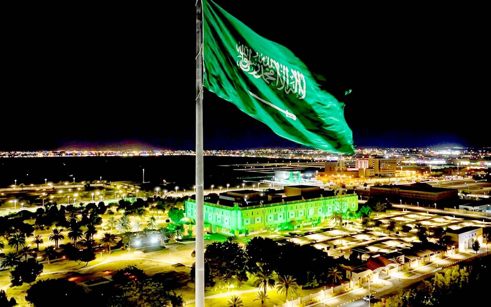 مناطق ومحافظات المملكة تتزيّن بالعلم السعودي احتفاءً بيوم العلم