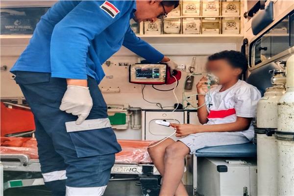 قطعة حلوى كادت أن تودي بحياته.. مسعفان ينقذان طفل سوداني من الموت بمسجد الحسين