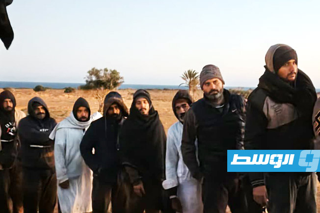 ضبط 71 مهاجرًا قبل تهريبهم شرق سرت