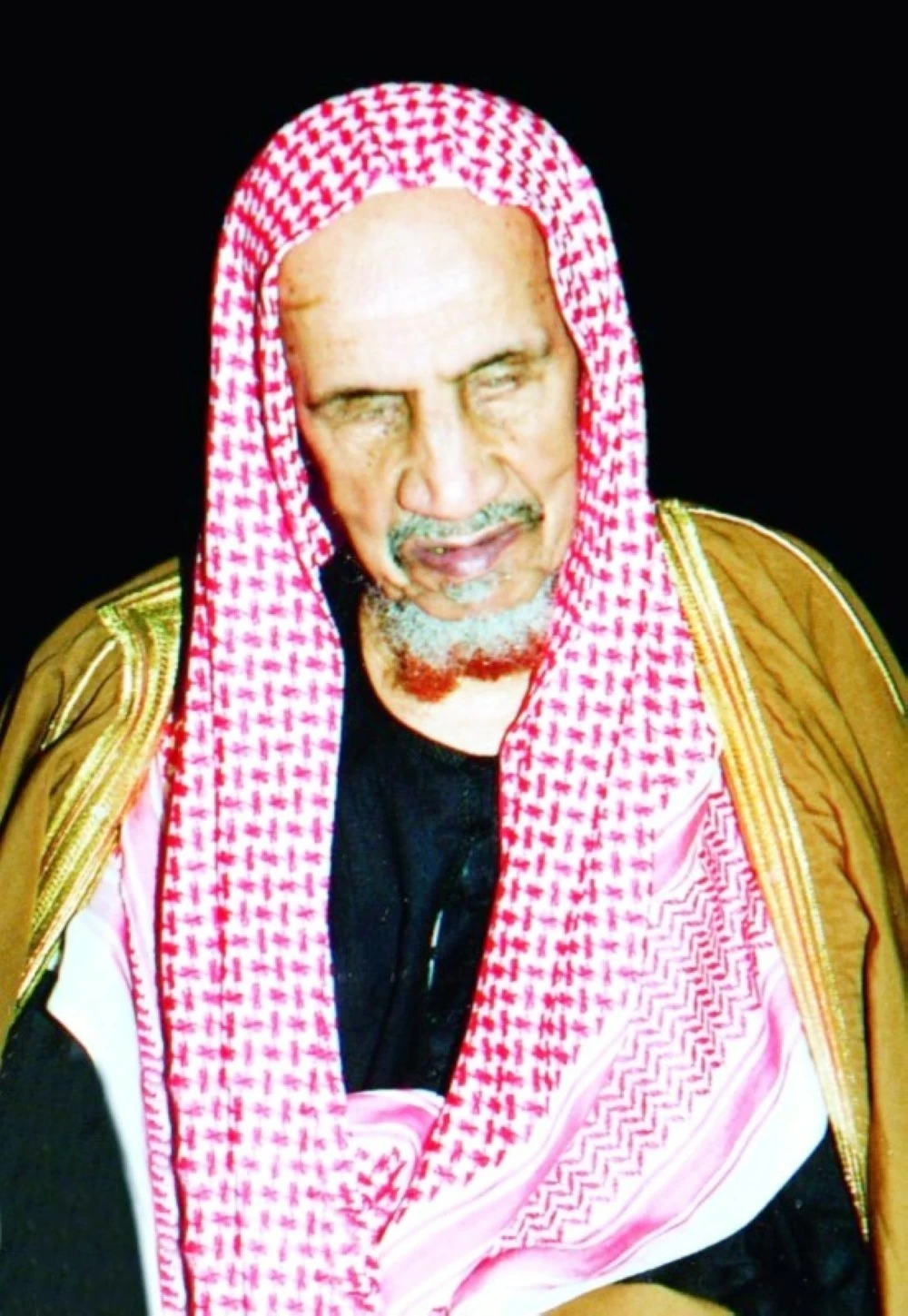 بن باز: العطر لا يفطّر والسواك سنة