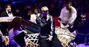 تليفزيون اليوم السابع يرصد توقيع نجمة الأوسكار ميشيل يوه على صورها للجمهور