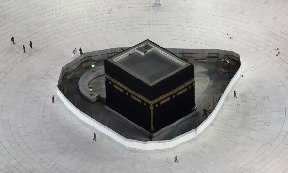 لماذا يبقى رخام صحن المطاف حول الكعبة باردًا طوال النهار؟