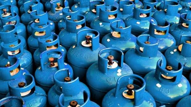 تموين سوهاج يُحبط تهريب 30 طن مواد بترولية و2900 أسطوانة بوتاجاز