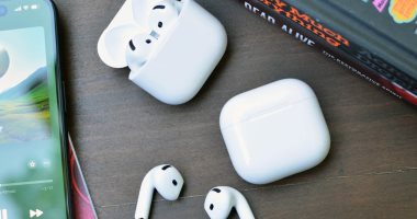 كاميرات داخل AirPods؟ خطوة غامضة جديدة من Apple تثير الجدل
