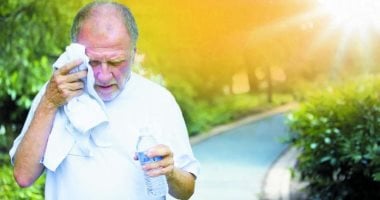 صحتك بالدنيا.. أحدث ابتكارات علاج السرطان ونصائح لحماية كبار السن فى الحر