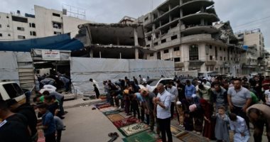فلسطينيون يؤدون صلاة عيد الأضحى على أنقاض المساجد المدمرة فى قطاع غزة