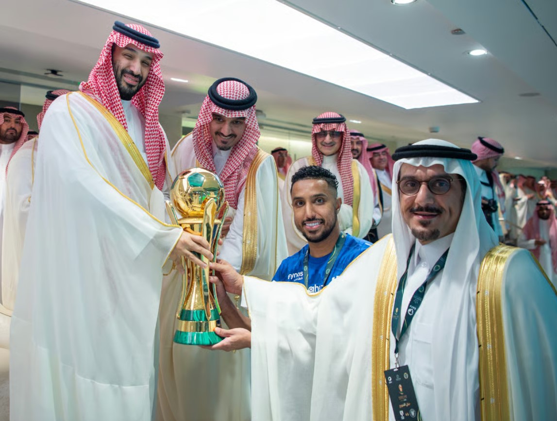 نيابةً عن خادم الحرمين الشريفين.. ولي العهد يتوج الهلال بكأس الملك للموسم الرياضي 2025