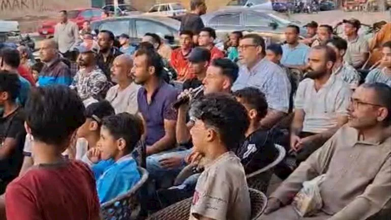 إقبال جماهيري لأهالي المنيا على المقاهي لمتابعة مباراة المنتخب