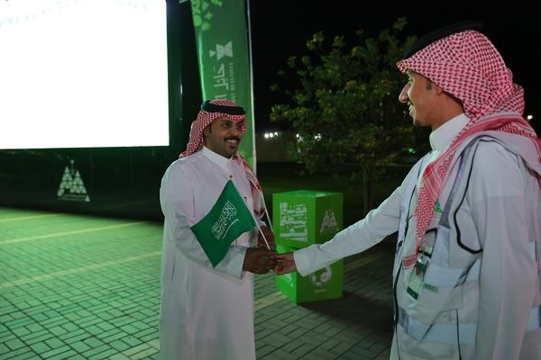 " أمانة حائل توزّع الأعلام السعودية على زوار الحدائق دعماً للمنتخب الوطني ".