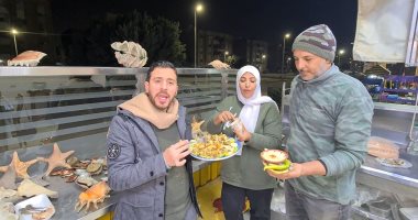 تجربة بحرية غير معتادة فى السويس.. عشاء كامل من المحاريات مع «فتحى شو»