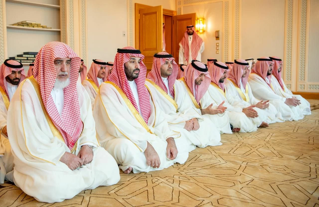 ولي العهد يؤدي صلاة عيد الفطر المبارك في المسجد الحرام بمكة المكرمة
