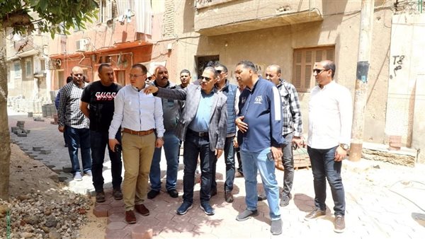 محافظ الشرقية يتابع أعمال تركيب الإنترلوك بمنطقة أبوالريش بالزقازيق