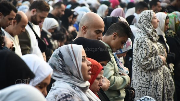 هل يجوز وقوف الرجال بجوار النساء في صلاة العيد؟ الأزهر للفتوى يحسم الجدل