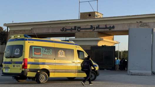 “صحة غزة”: مغادرة 30 مريضا و51 مرافقا لتلقي العلاج خارج قطاع غزة عبر رفح
