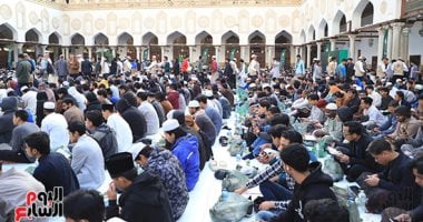 روح واحدة وألسنة متعددة.. إفطار طلاب العالم في ساحة الأزهر