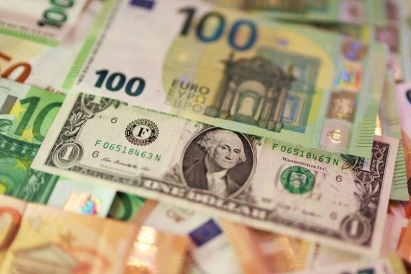 الدّولارُ يستقرُّ بدعم من ارتفاع عوائد السّندات الأمريكيّة