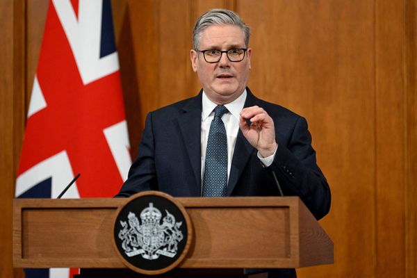 رئيس وزراء بريطانيا يتعهد بتقديم تشريع لحظر الحرس الثوري الإيراني
