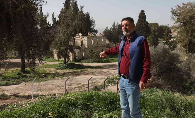 “فرض أمر واقع”.. مستوطنون يعلقون أعلاما إسرائيلية بمنطقة أثرية في الضفة- (صور)