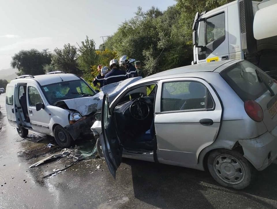 البليدة.. 7 جرحى في اصطدام بين سيارتين بواد جر في العفرون