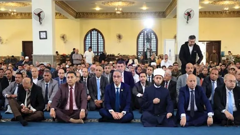 وزير الأوقاف ومحافظ الجيزة يؤديان صلاة الجمعة بمسجد السيدة خديجة