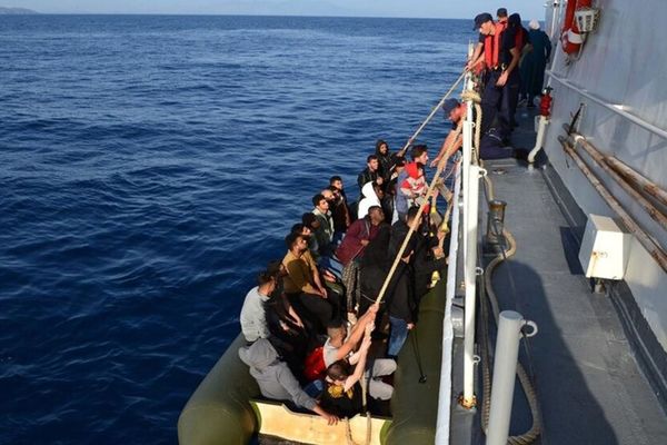 مقتل 14 شخصًا بعد اصطدام قارب مهاجرين بسفينة لخفر السواحل جنوب تركيا