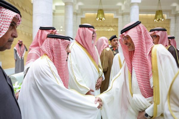 أمير الرياض يستقبل المهنئين ويزور المفتي