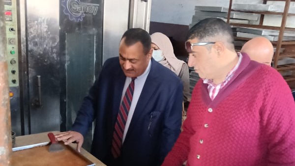 ضبط 2 طن بسكوت وكعك غير صالح داخل مصنع حلويات غير مرخص بدمياط
