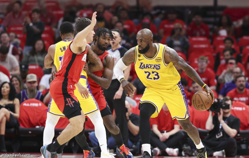 «NBA».. جيمس يقود ليكرز إلى ثلاثية «بلاي أوف»
