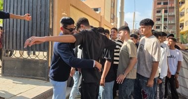 تفتيش بالعصا الإلكترونية وانتظام دخول طلاب الثانوية بالإسماعيلية
