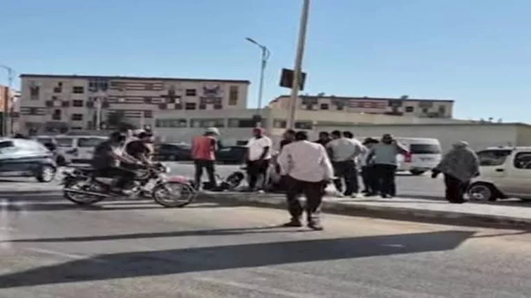 مصرع شاب إثر اصطدام دراجته النارية برصيف طريق ناصر في السويس
