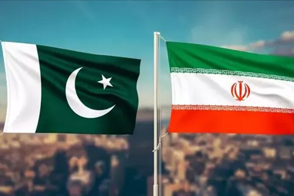 اتصال هاتفي بين باكستان وإيران يؤكد استمرار الجهود لدعم السلام الإقليمي