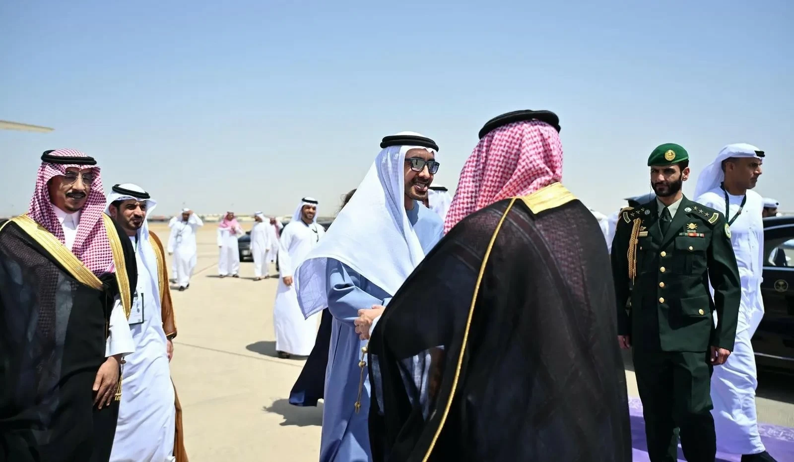 وزير خارجية الإمارات يغادر جدة عقب مشاركته في القمة الخليجية التشاورية