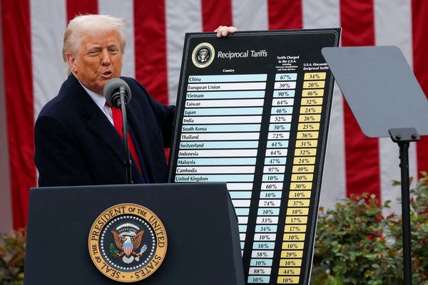 الرسوم الجمركية الأمريكية الجديدة بنسبة 10 بالمائة تدخل حيز التنفيذ