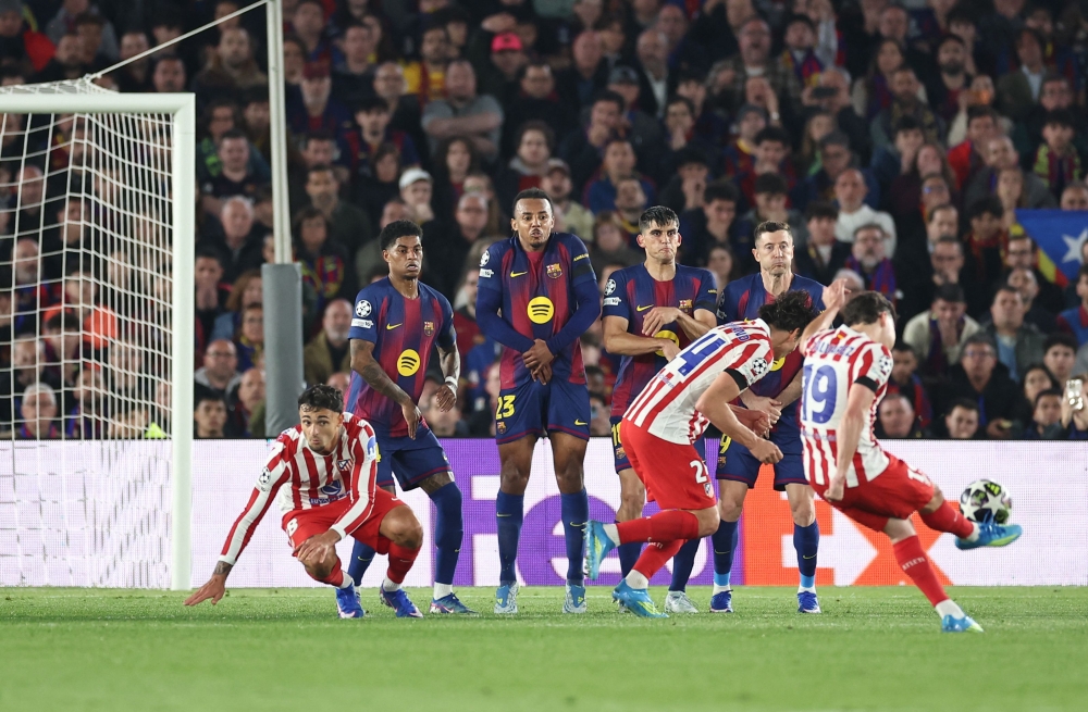 برشلونة يتقدم بشكوى إلى "ويفا" بسبب عدم احتساب لمسة يد على لاعب أتلتيكو