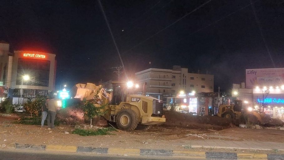 بلدية إربد تبدأ أعمال إزالة ميدان الثقافة لتركيب إشارة ذكية